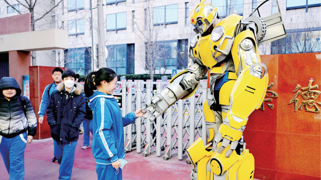 一起向未来！ 北京市玉渊潭中学日前举办科技文化嘉年华活动，49个传统文化和科技项目激发了同学们的科学精神和创新思维。同学们在欢声笑语中开启新